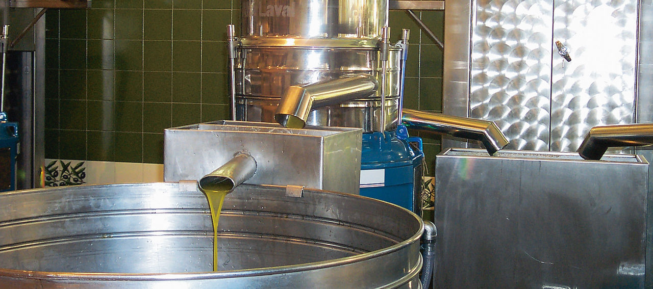 Fase di estrazione con decanter nel frantoio Fratelli Carli
