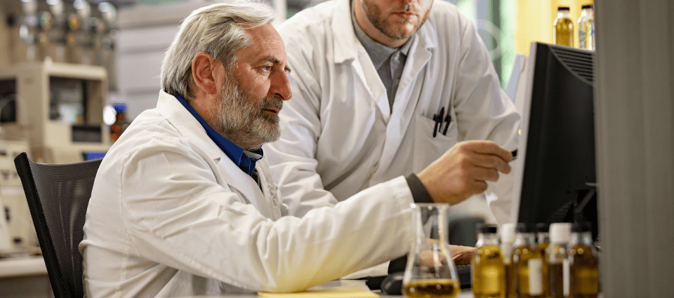 Una fase dell'analisi di un campione di olio all'interno del nostro laboratorio analisi