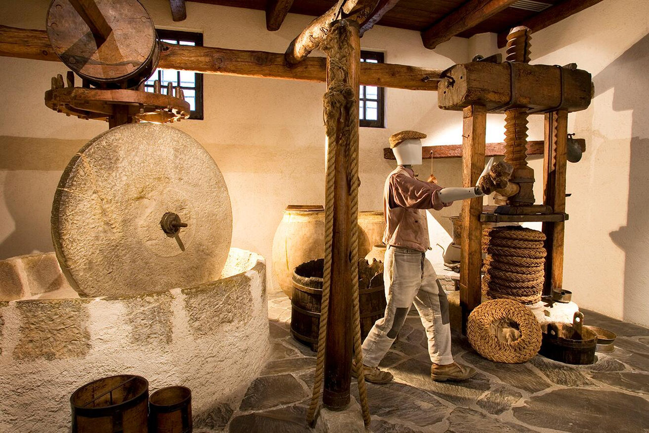 Sala con frantoio a trazione del Museo dell Olivo Carli.