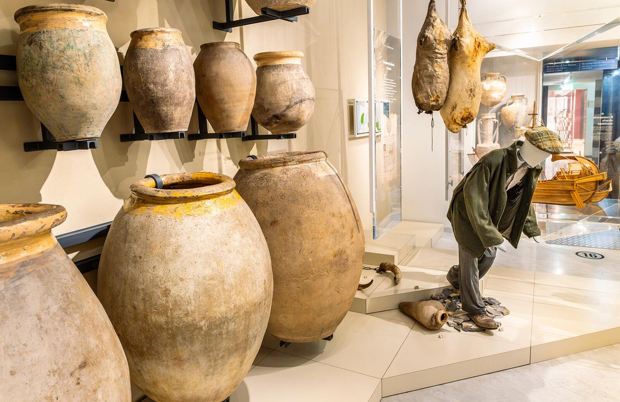 Sala commercio oleario del Museo dell Olivo Carli.