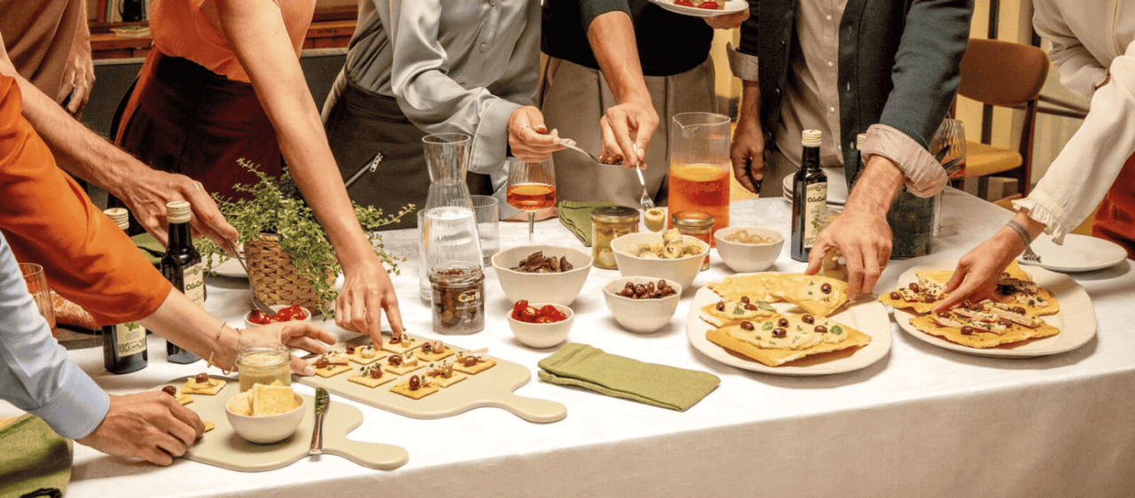 Header aperitivo con prodotti Carli assortiti.