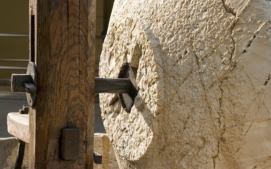 Dettaglio macina e frantoio storico del Museo Carli.