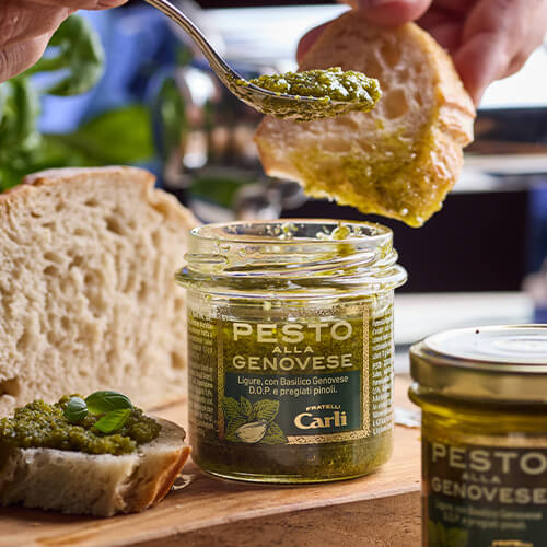 Vaso di Pesto alla Genovese Fratelli Carli e pesto splamato su una fetta di pane