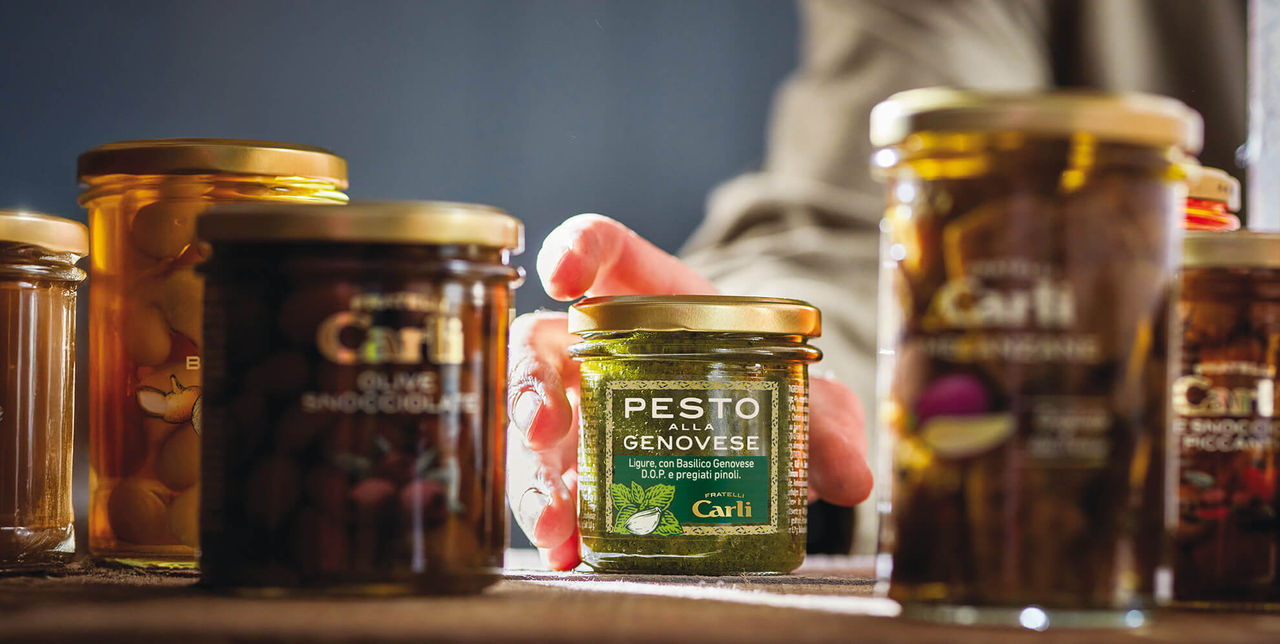 Vaso di Pesto Fratelli Carli e altri prodotti Fratelli Carli non in primo piano.