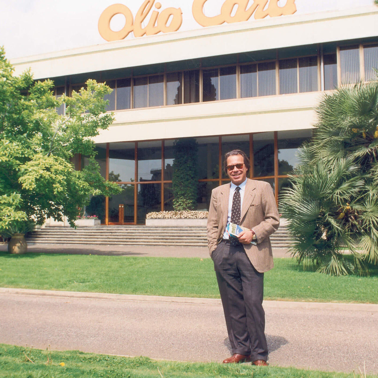 Dottor Gianfranco Carli davanti ingresso sede azienda