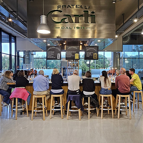 Clienti a pranzo presso l'Emporio Fratelli Carli di Imperia