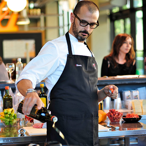 Corsi di cucina presso l'Emporio Fratelli Carli di Imperia. Chef all'opera