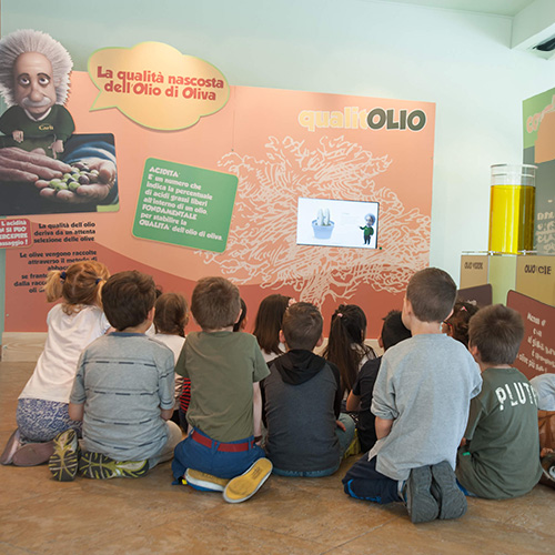 Imparare divertendosi: i bambini ospiti del LaboratOlio