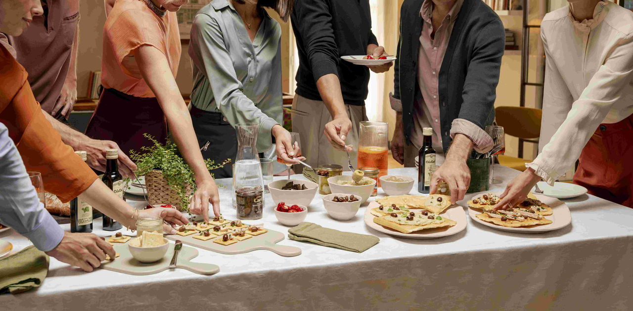 Un gruppo di amici condivide un aperitivo preparato utilizzando prodotti Fratelli Carli