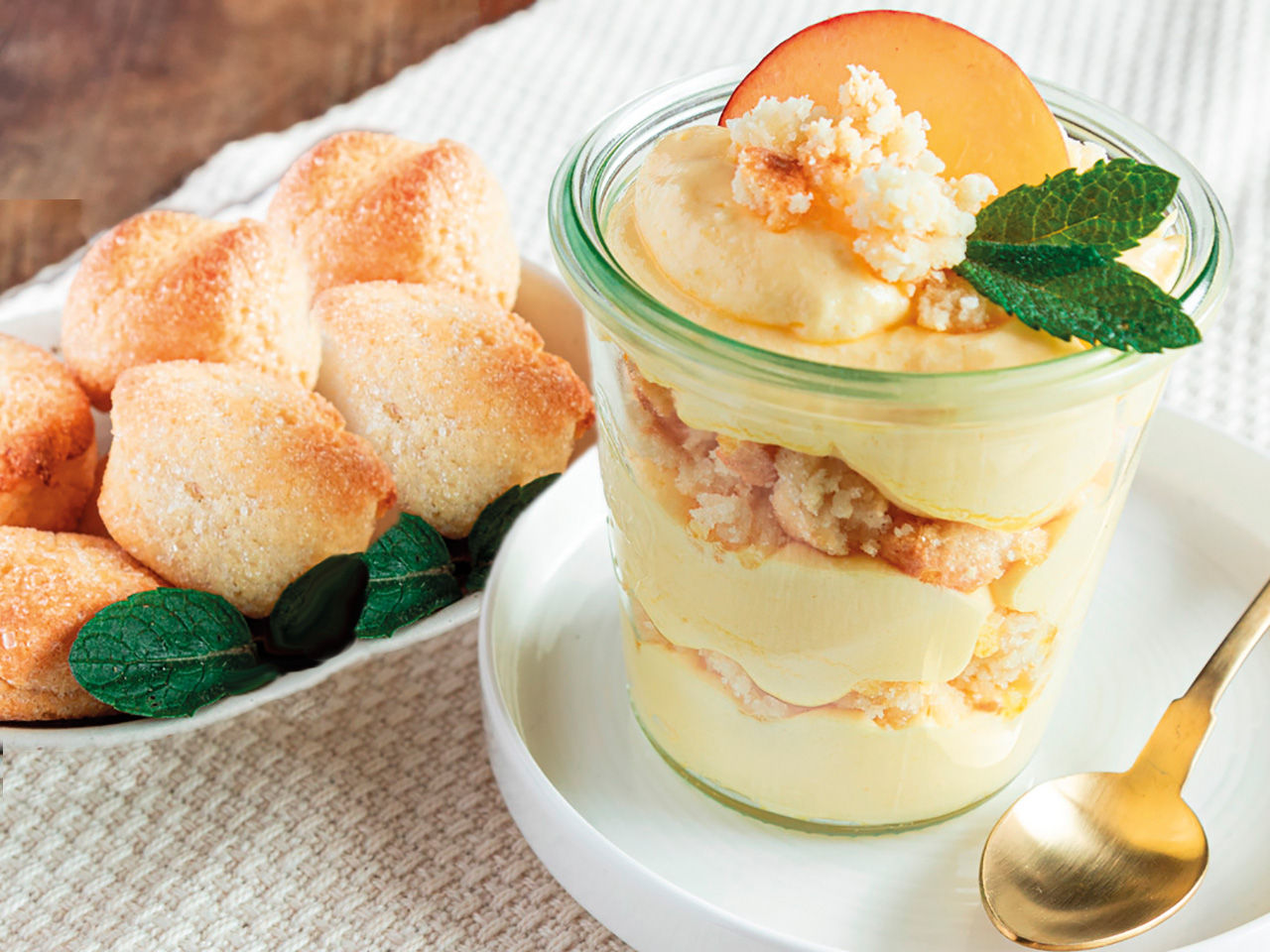 Coppa con Crema pasticcera e Amaretti Morbidi Fratelli Carli