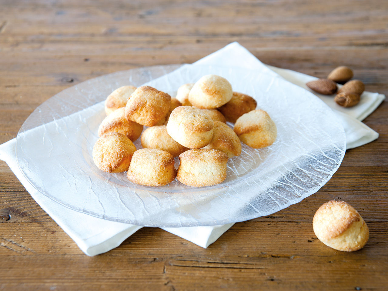 Piatto con Amaretti Morbidi Fratelli Carli