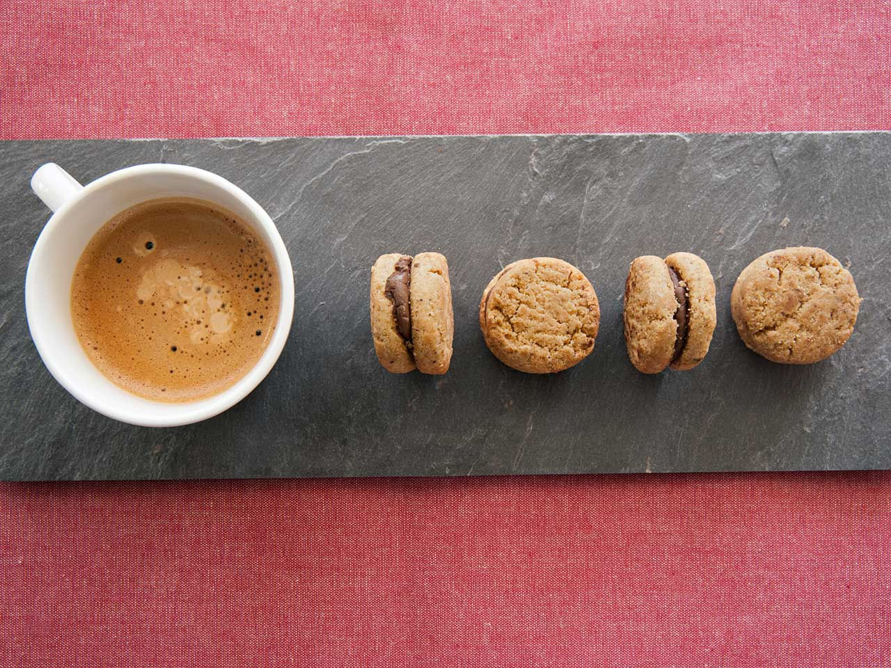 Baci di Dama Fratelli Carli in accompagnamento ad una tazzina di caffè