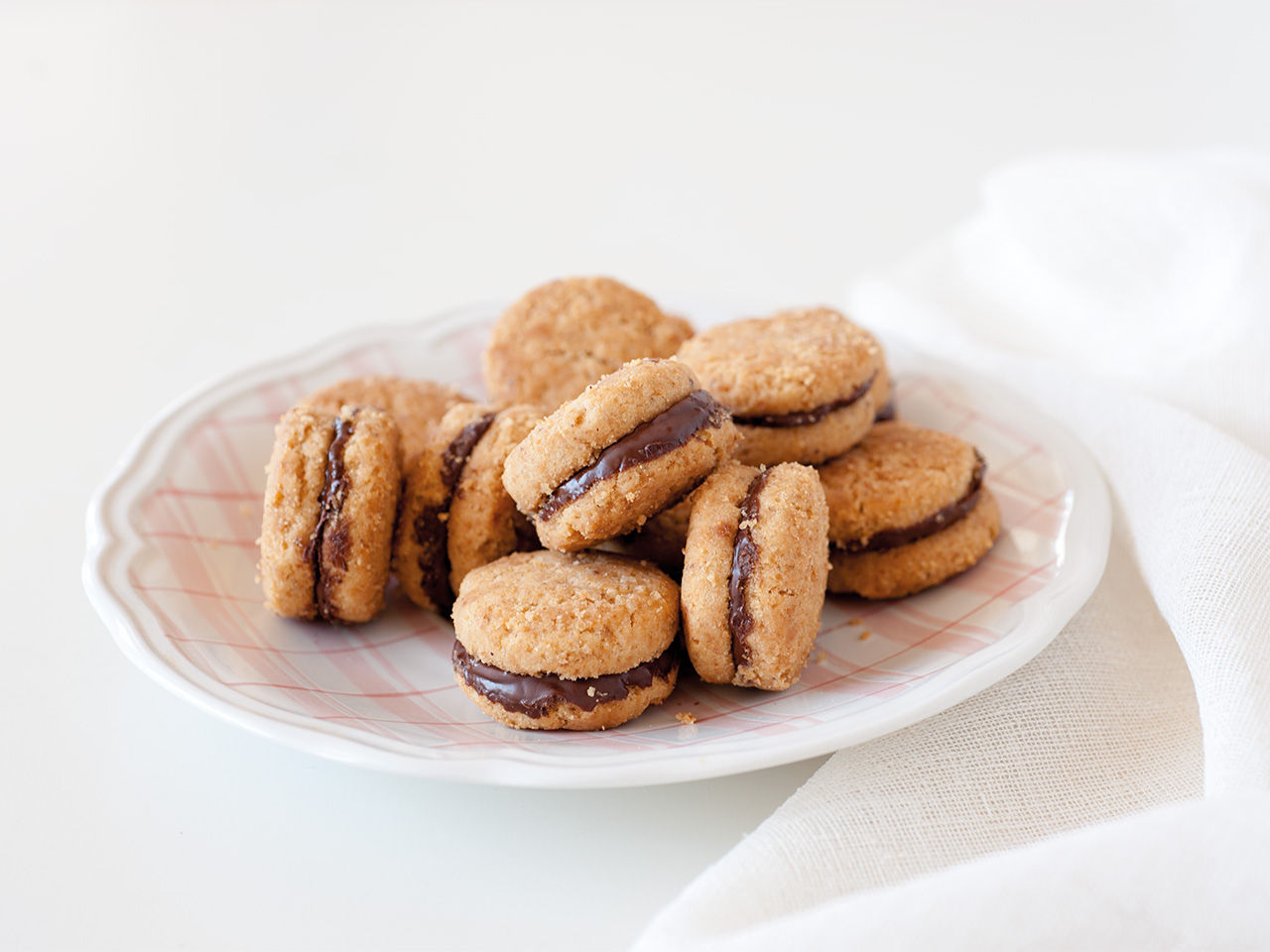 Piatto di Baci di Dama alla nocciola Fratelli Carli