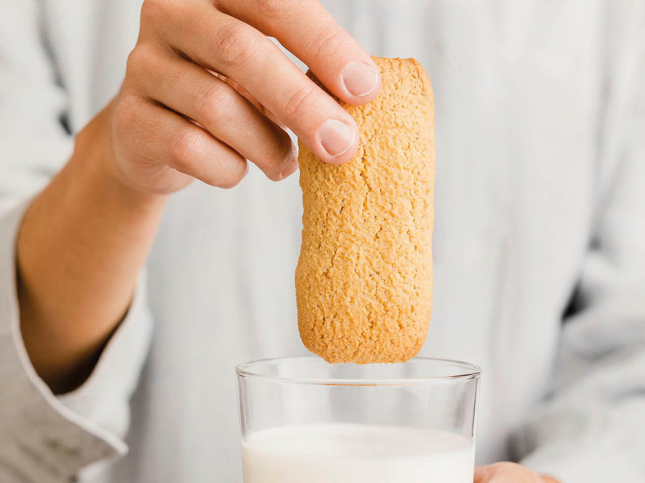 Un biscottone al mais Fratelli Carli pronto ad essere inzuppato nel latte