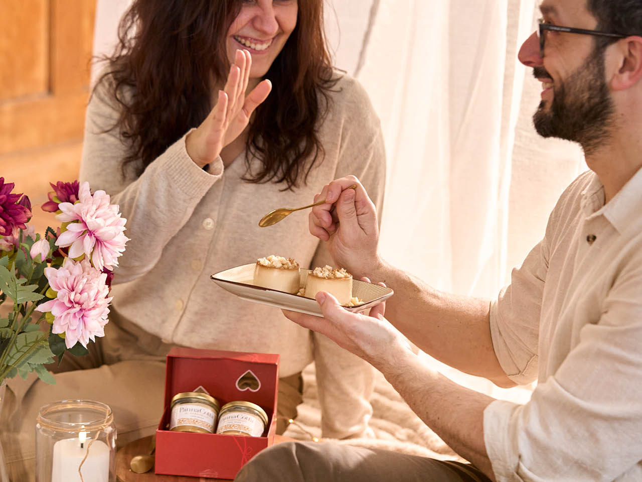 Due ragazzi assaggiano una panna cotta al caramello