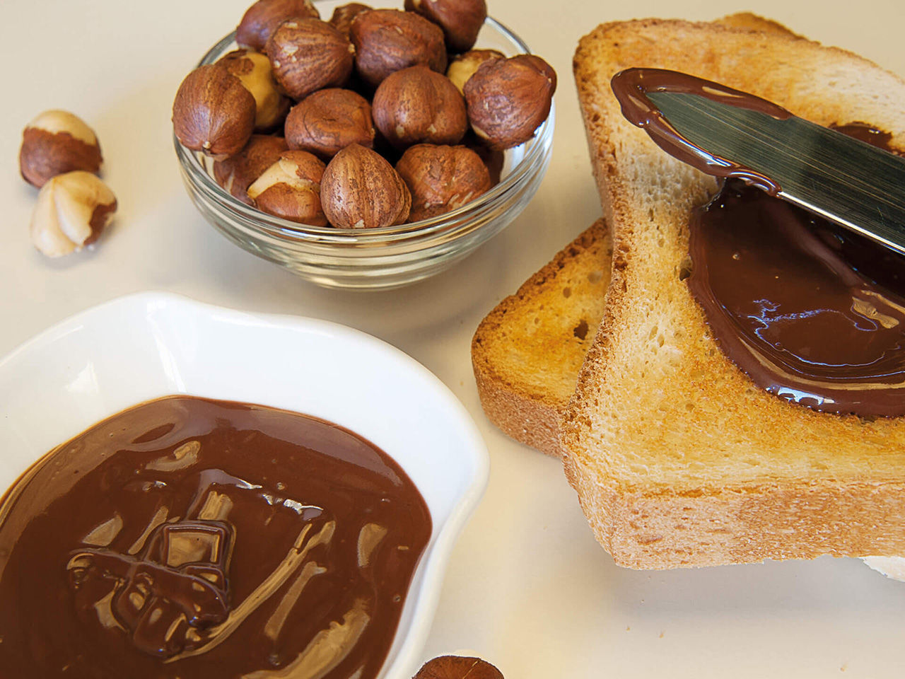 Nocciole e Crema di Nocciole e Cacao Fratelli Carli su fetta biscottata