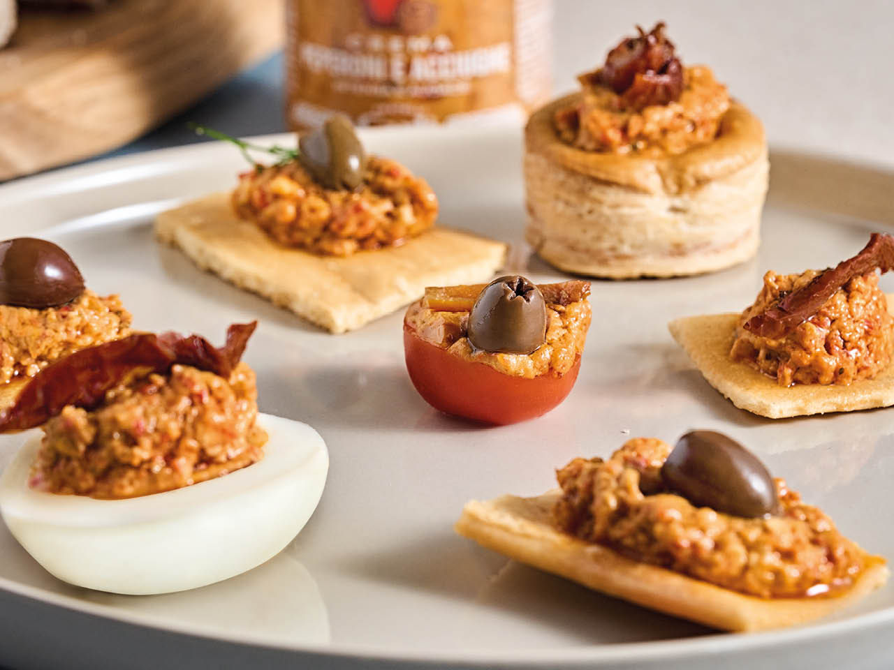 Terza immagine carousel con crema peperoni e acciughe Carli.