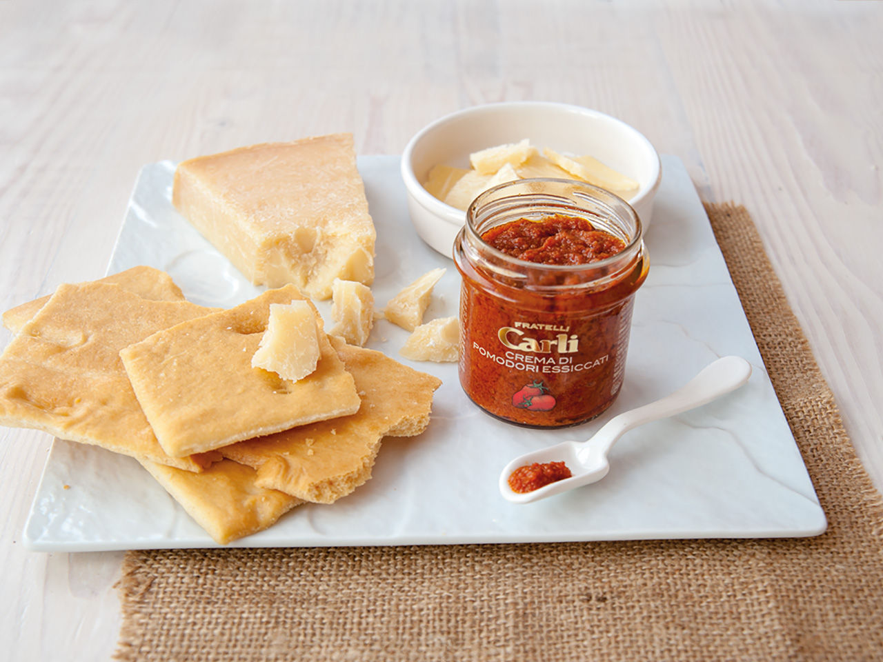 Spuntino con Parmigiano Focaccia e Pomodori Secchi Fratelli Carli