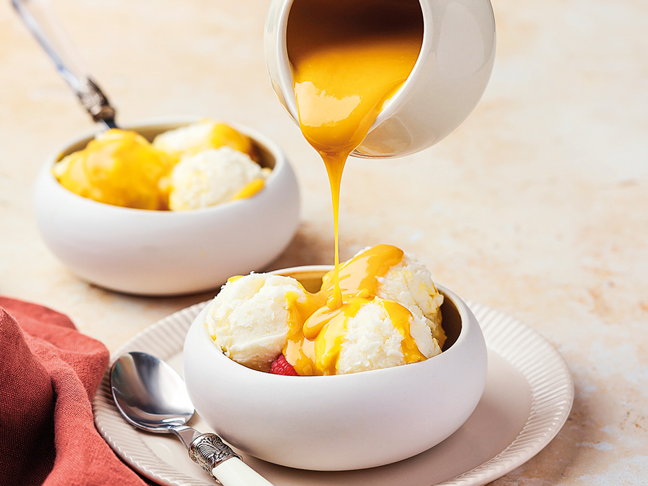 Crema di zabaione al marsala Fratelli Carli versato su gelato