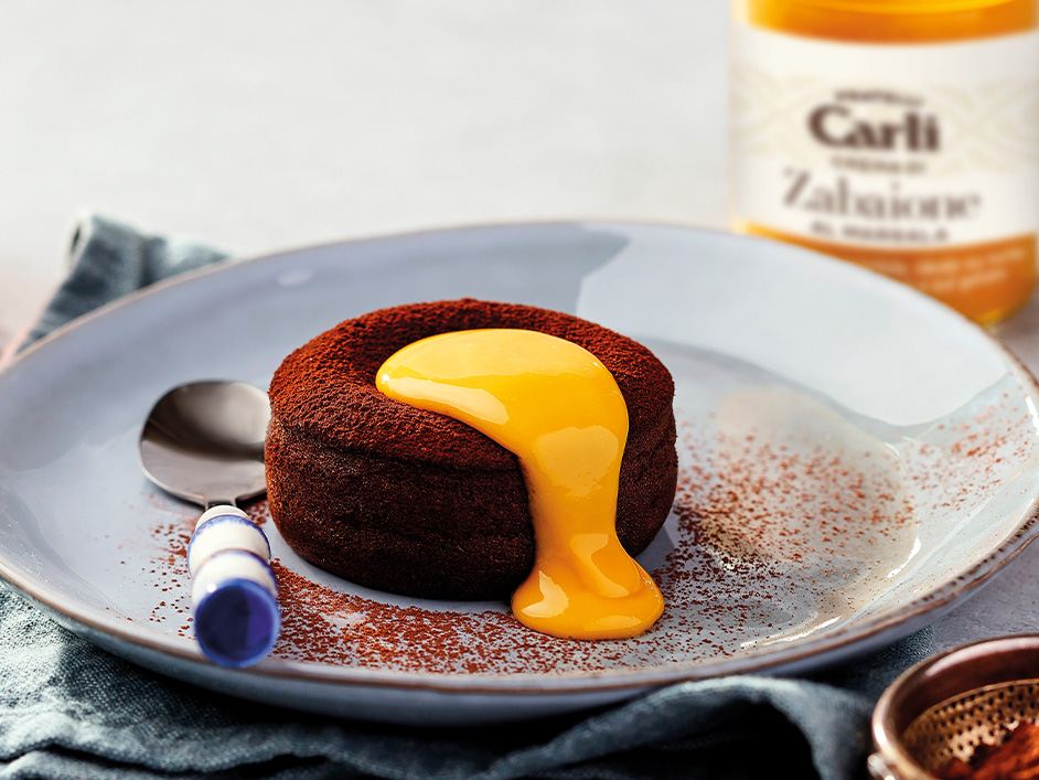Crema di zabaione al marsala Fratelli Carli su tortino al cioccolato