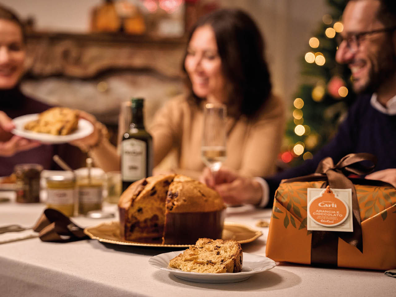 tavola natalizia con al centro il dolce di natale al cioccolato e arancia