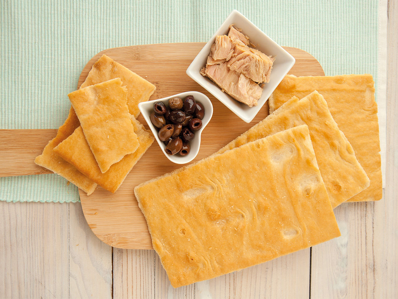 Focaccia Croccante Olive snocciolate e Tonno bianco Fratelli Carli