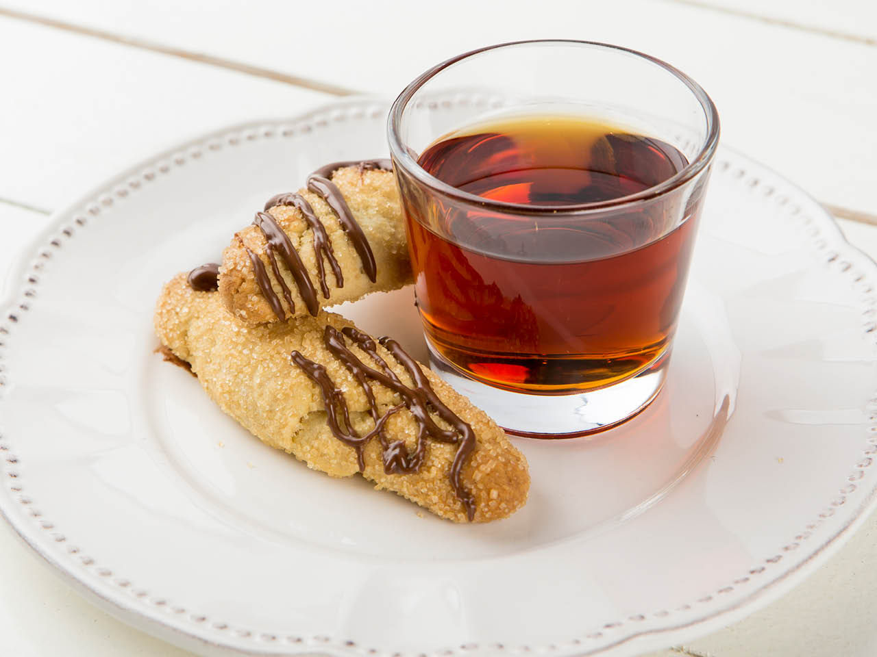 Dolcetti serviti con un bicchierino di marsala superiore D.O.C. Fratelli Carli