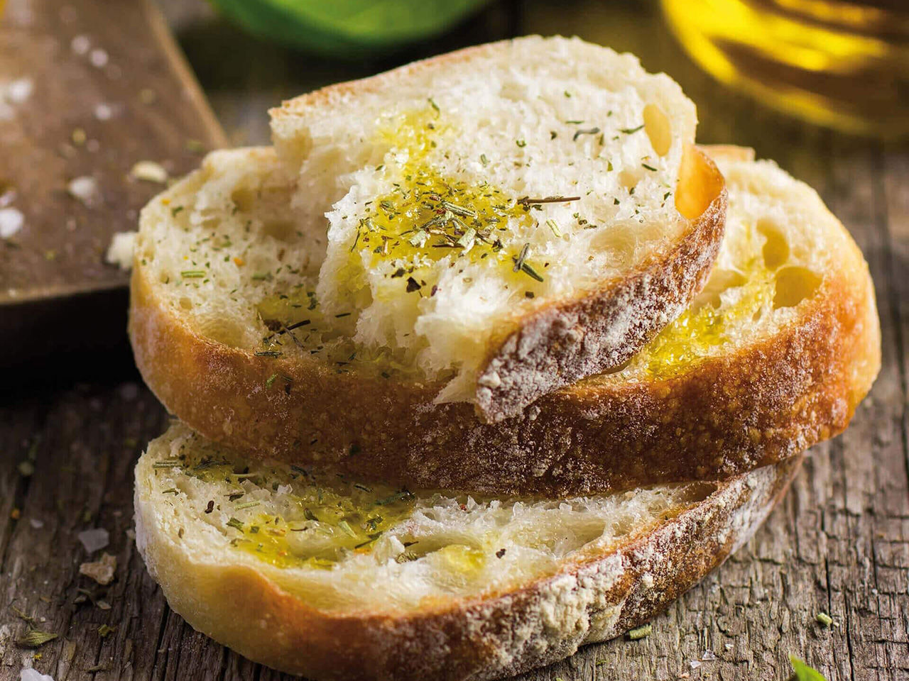 Crostoni di pane con Olio Extra Vergine di Oliva Classico Fratelli Carli