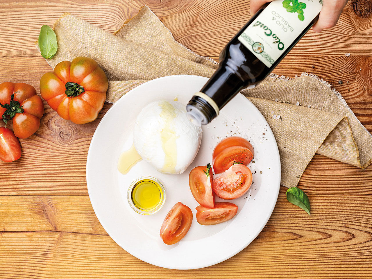 Mozzarella e Pomodoro condita con Olio e Basilico Fratelli Carli