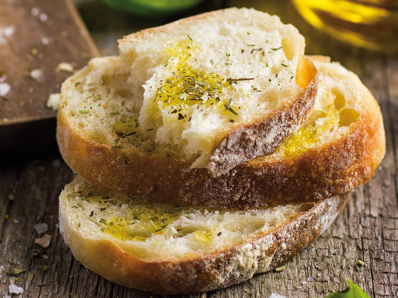 Crostoni di pane con Olio Extra Vergine di Oliva classico Fratelli Carli