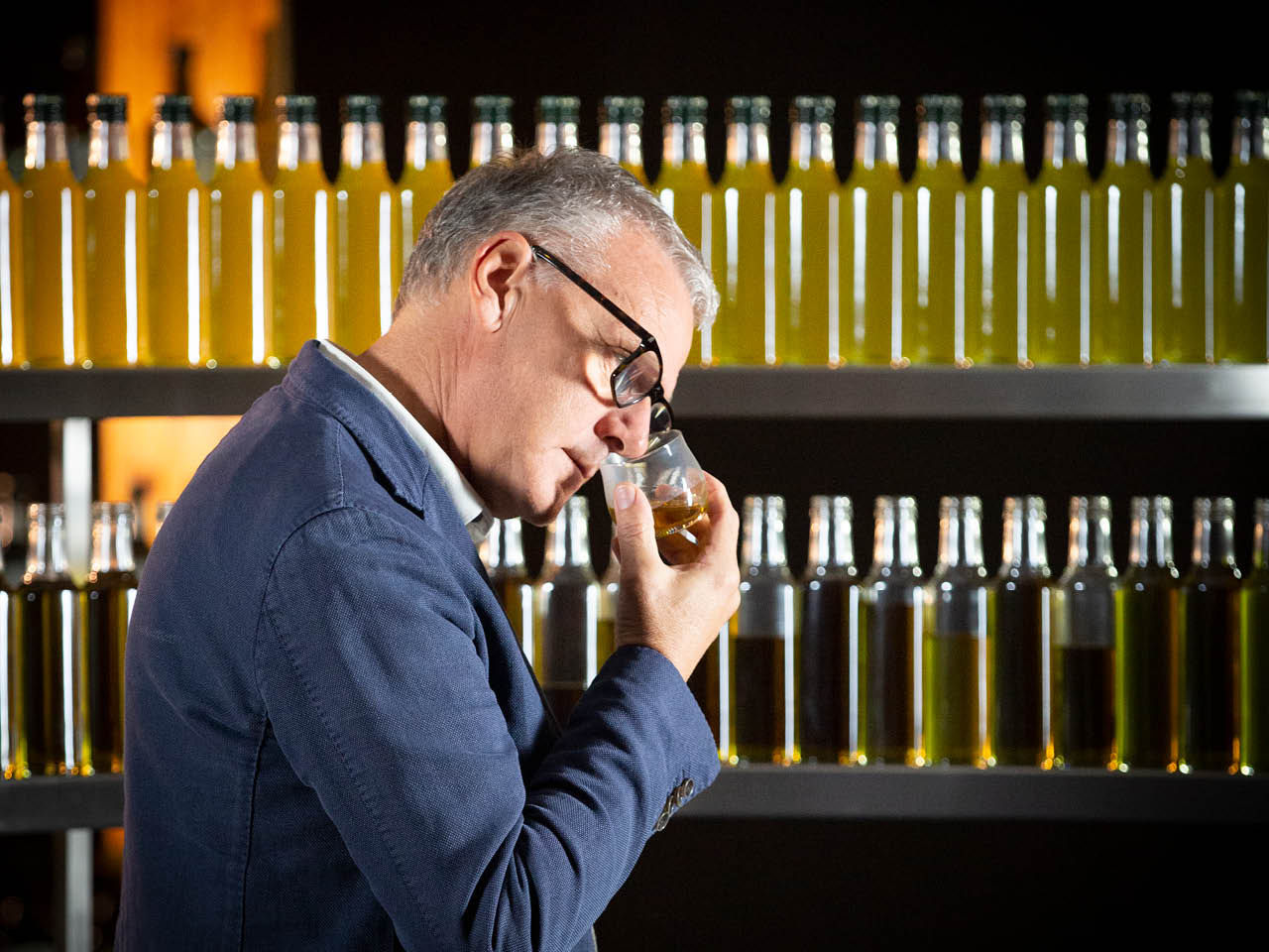 Il nostro assaggiatore Gino de Andreis impegnatoin una fase dell'assaggio di un campione di Olio