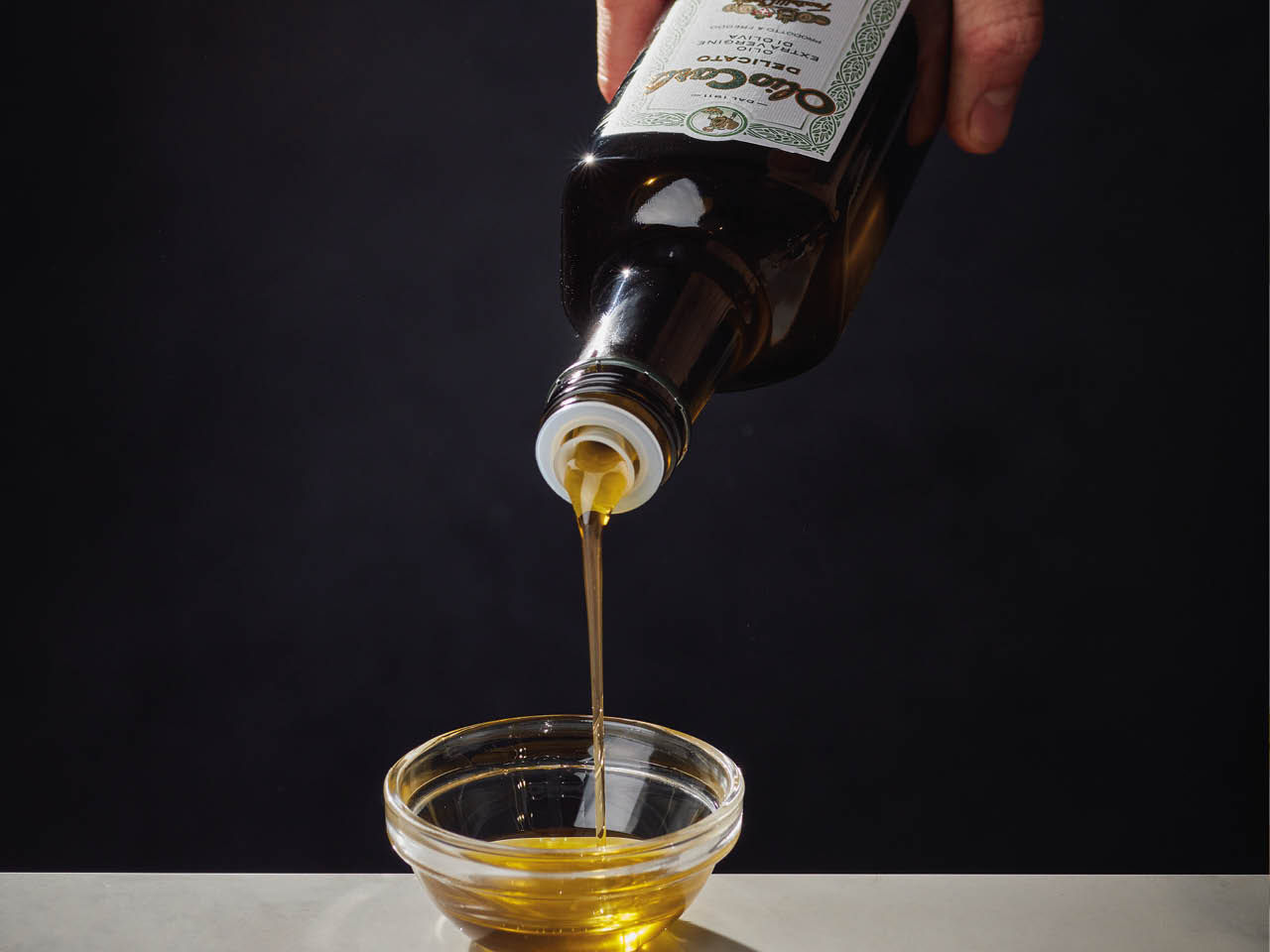Olio Carli Extra Vergine di Oliva Classico versato in una ciotola