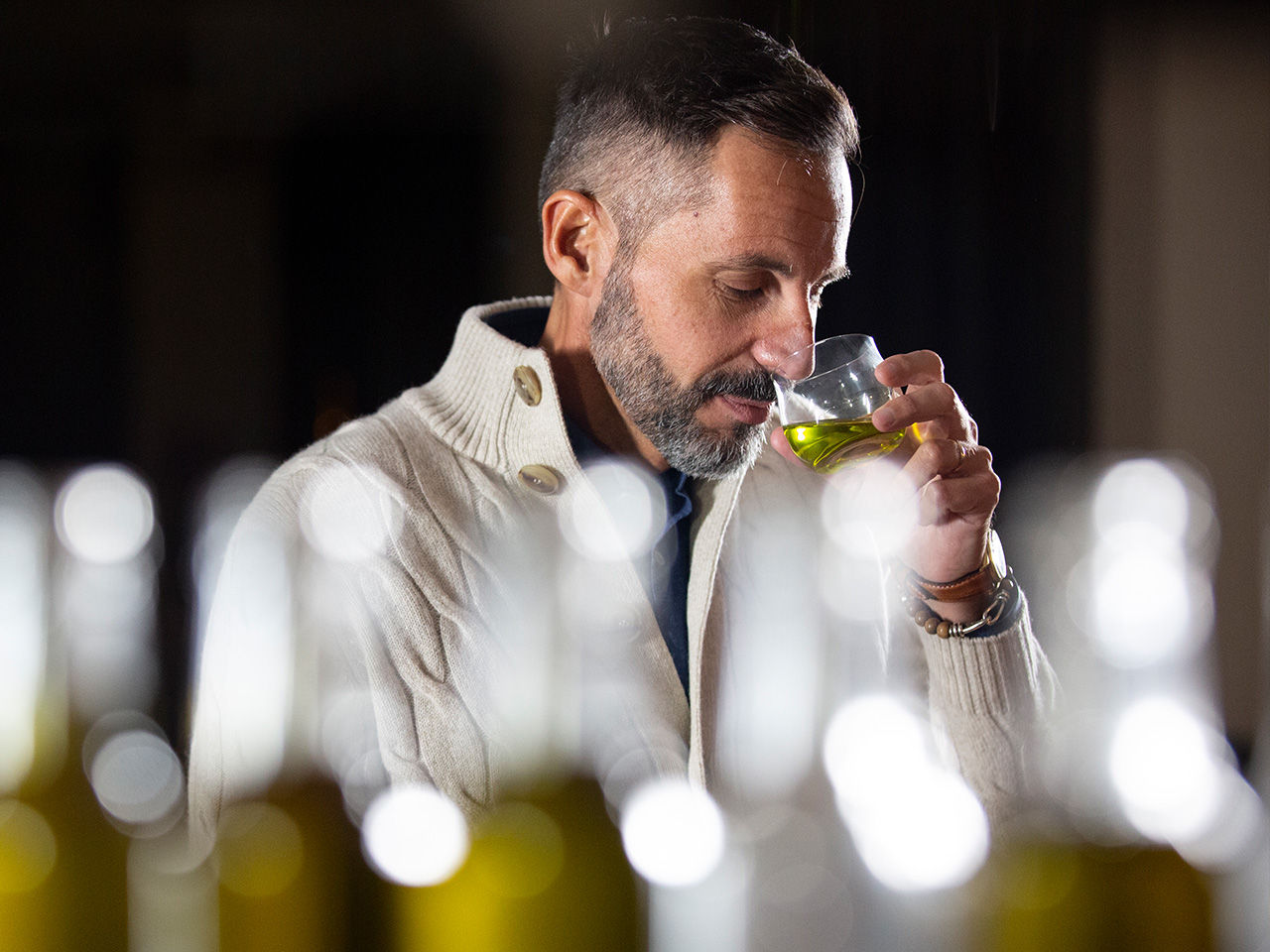 Il dottor Carlo Carli mentre assaggia un campione di Olio