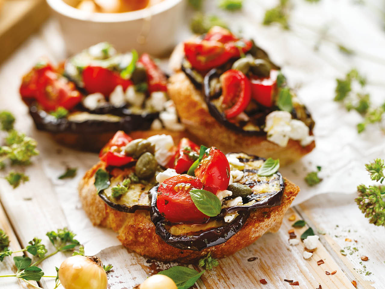 Bruschetta con Melanzane Pomodorini, capperi e feta