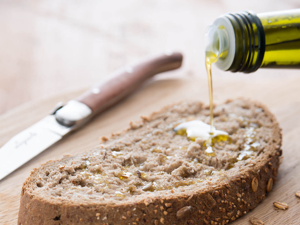 Versata di Olio Extra Vergine Carli classico su fetta di Pane