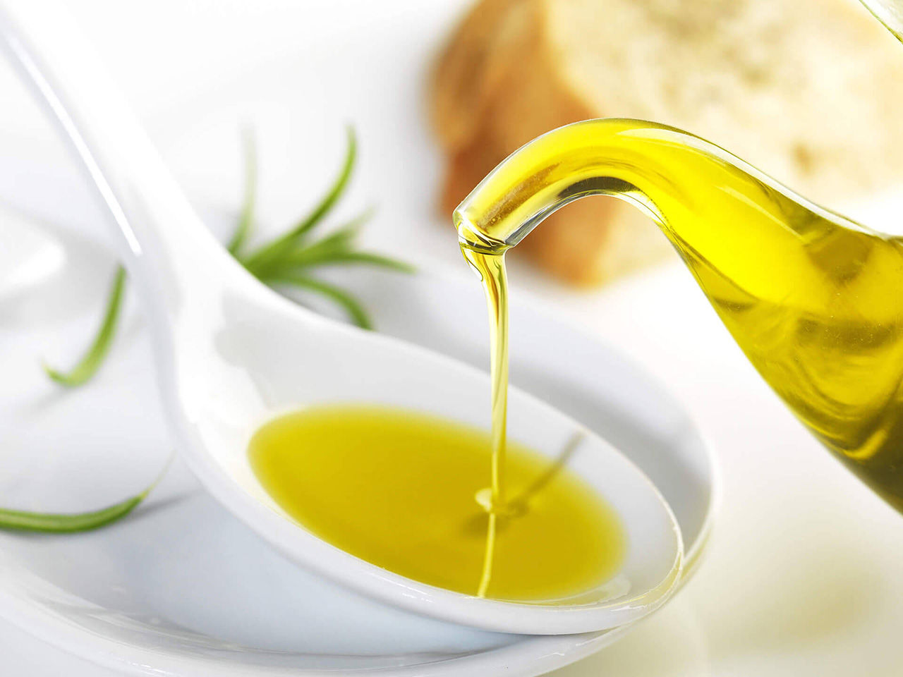 Olio versato in un cucchiao
