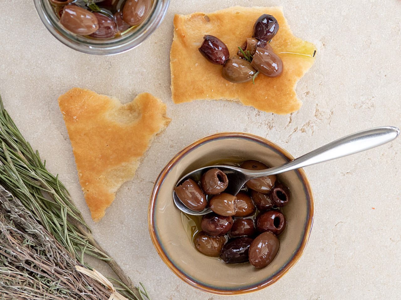 Olive in salamoia su Focaccia