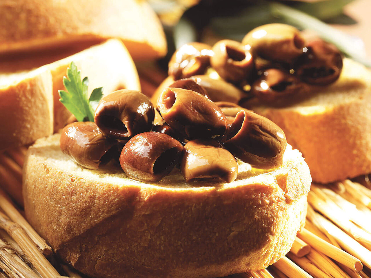 Olive snocciolate  Fratelli Carli accompagnate da crostone di pane
