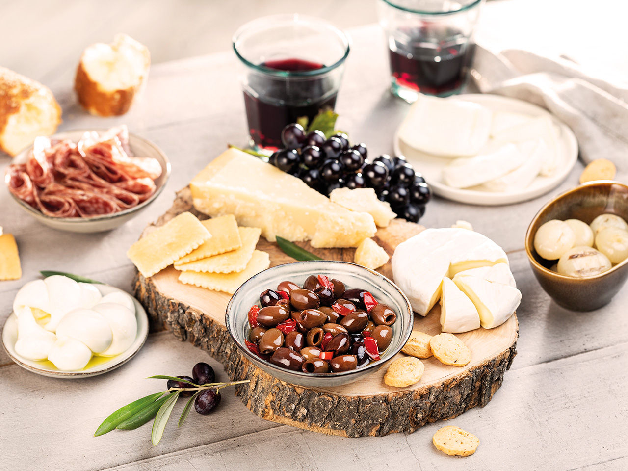 Aperitivo misto con formaggi e Olive snocciolate piccanti Fratelli Carli