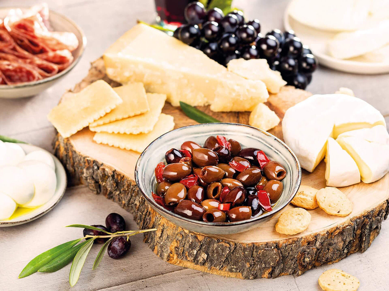 Aperitivo misto con formaggi e Olive snocciolate sfiziose Fratelli Carli