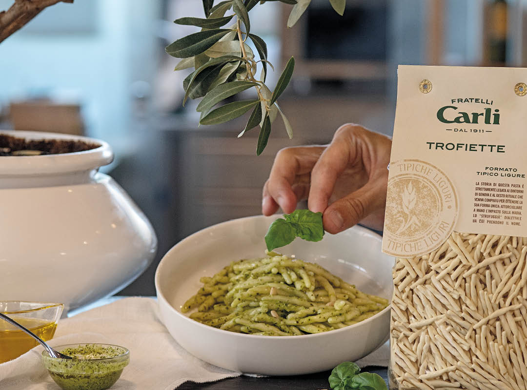 Confezione di Trofiette Fratelli Carli e piatto di Trofiette al Pesto Fratelli Carli