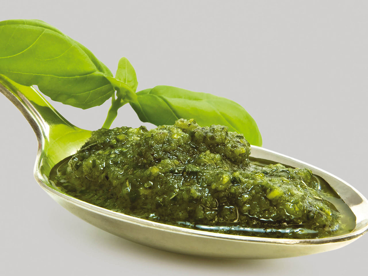 Pesto senza aglio Fratelli Carli dentro ad un cucchiaio