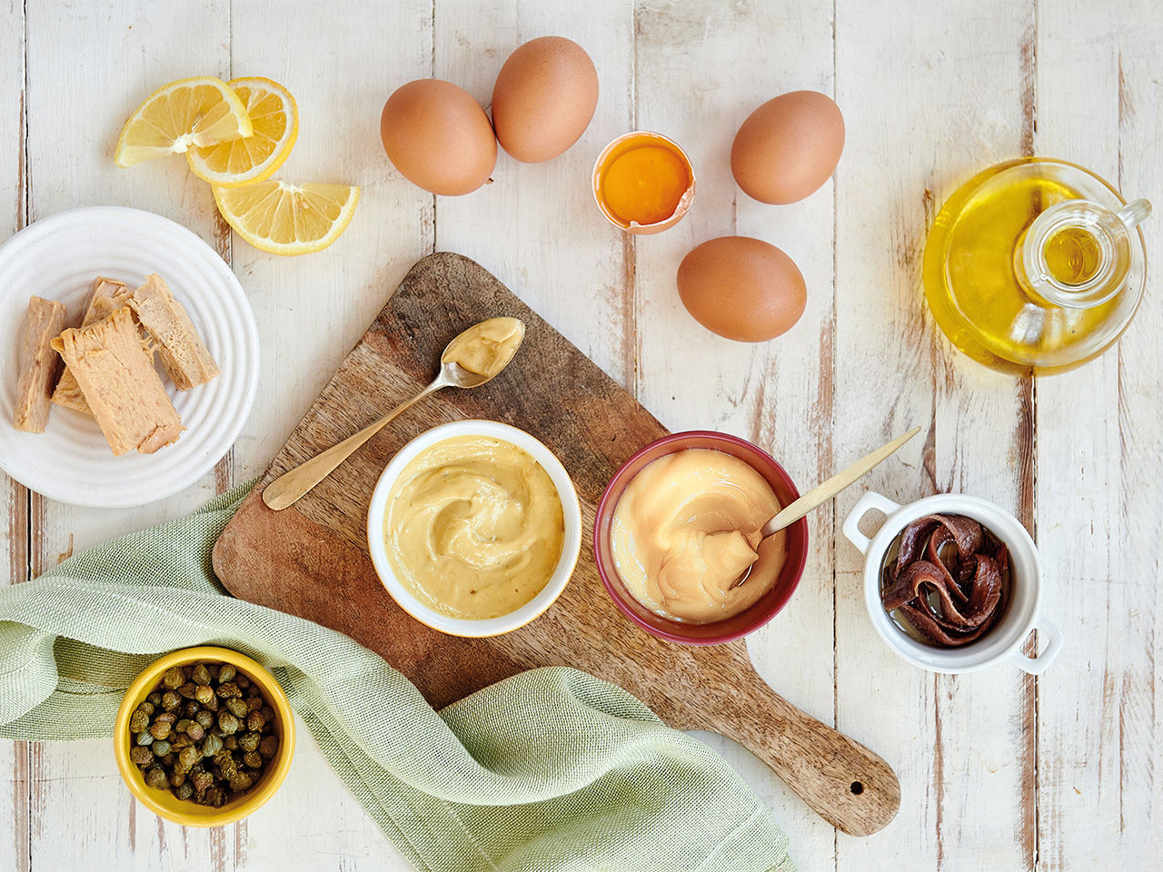 Gli ingredienti della Salsa Tonnata Fratelli Carli: Olio Carli, uova fresche, acciughe, capperi