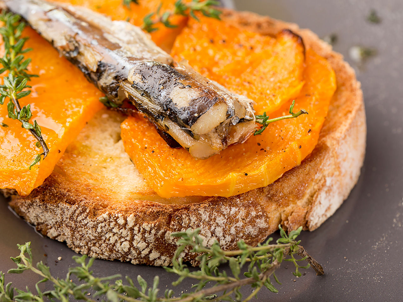 Crostone con zucca grigliata e Sardine all'Olio di Oliva Fratelli Carli