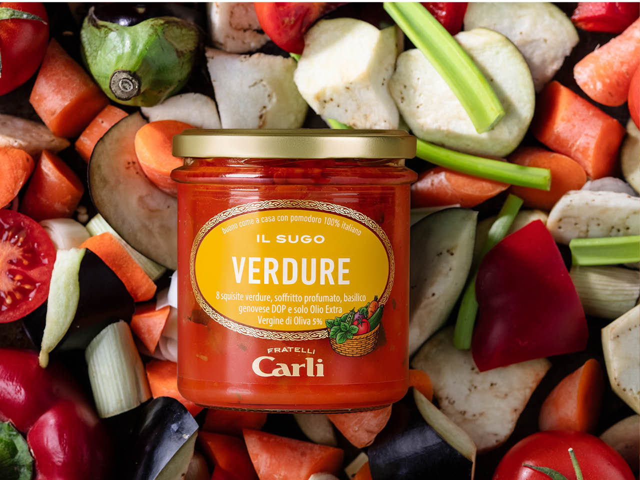 Un vaso di Sugo alle Verdure Fratelli Carli su un letto di Verdure usate per prepararlo