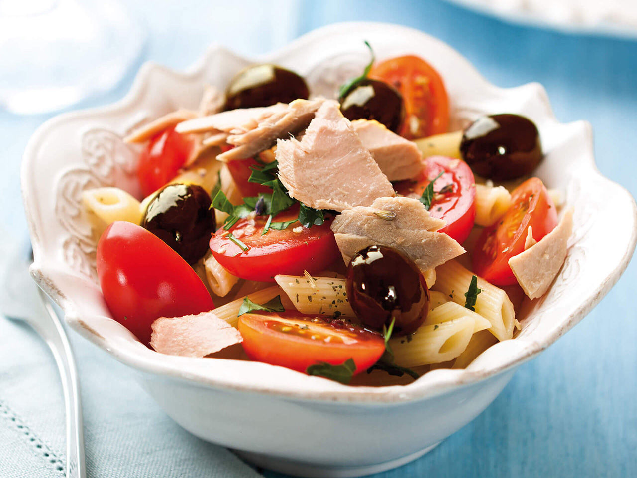 Insalata freddo di pasta con Pomodori Olive Tonno bianco Fratelli Carli