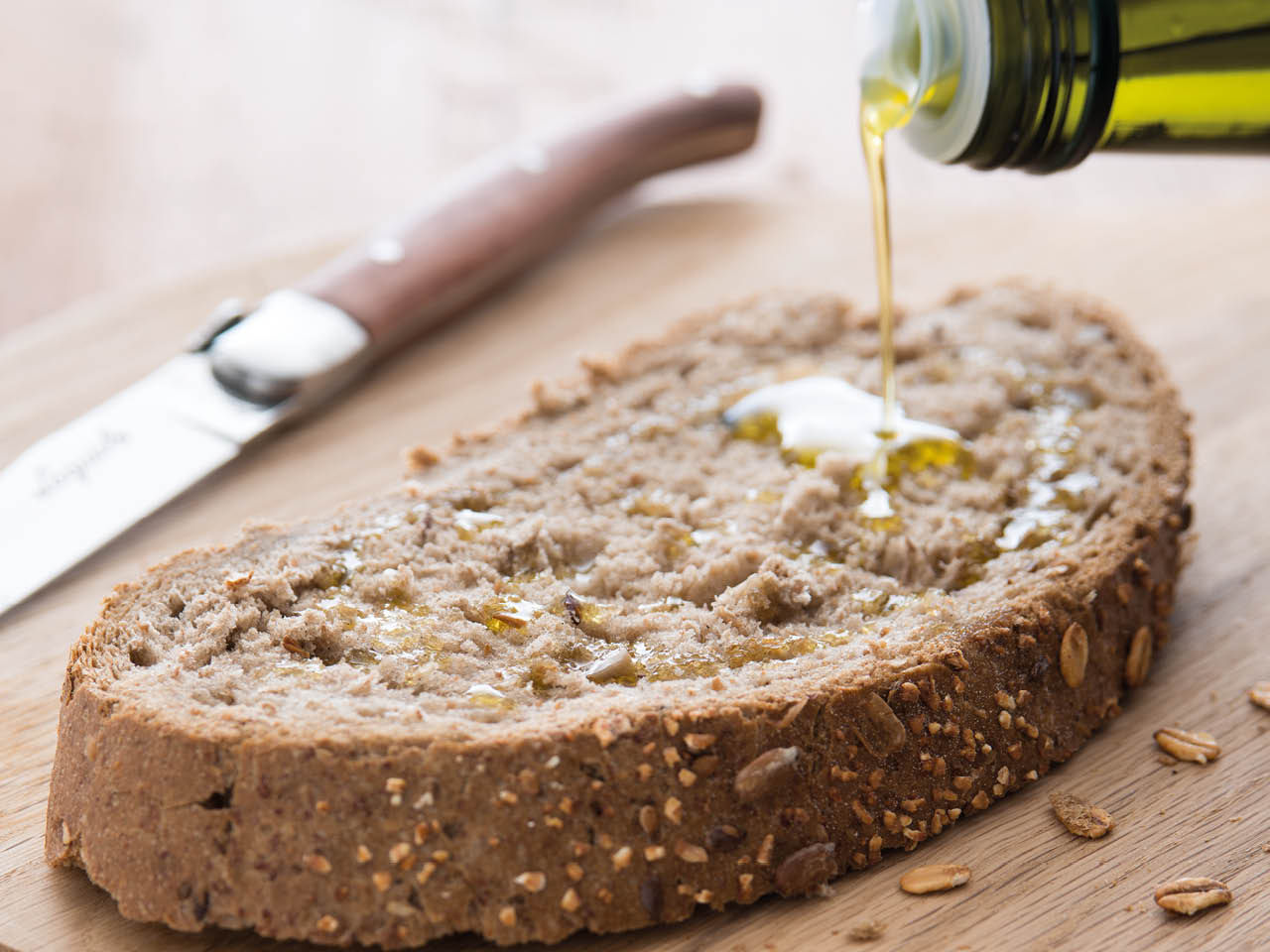 Versata di Olio su pane