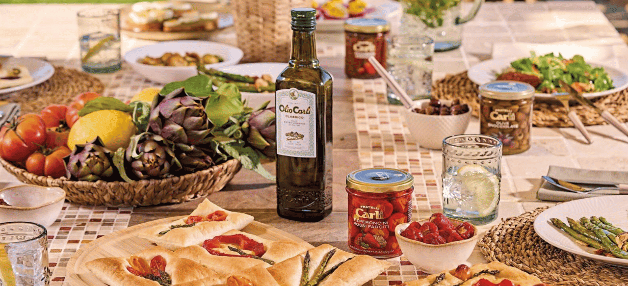 Tavola primaverile con olio Carli e decorazioni pasquali.