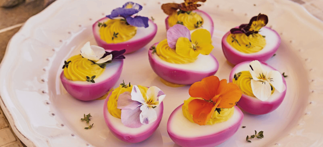 Uova colorate primaverili per pagina editoriale Pasqua.